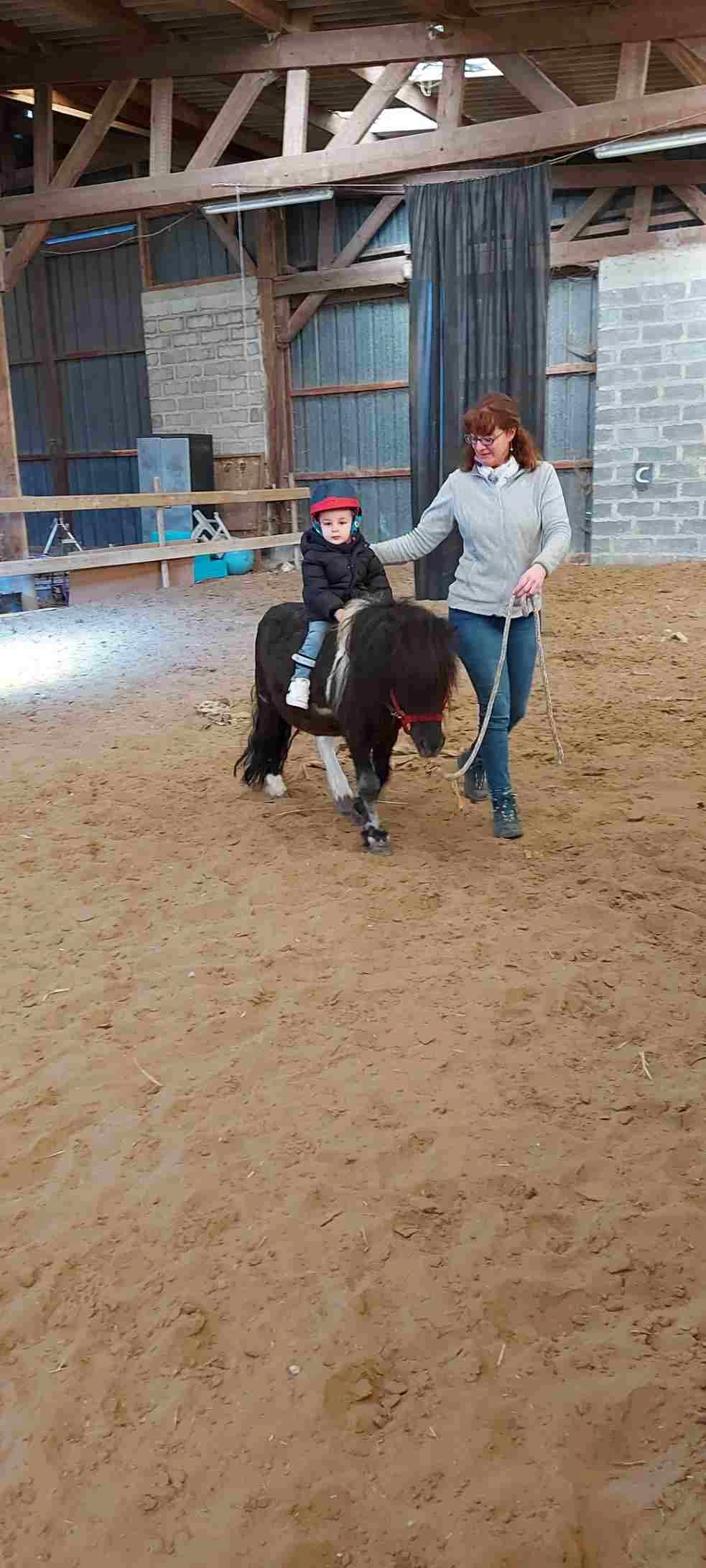 seance-hippotherapie Equithérapeute certifiée par Ellispsy. Hélène Deleurence